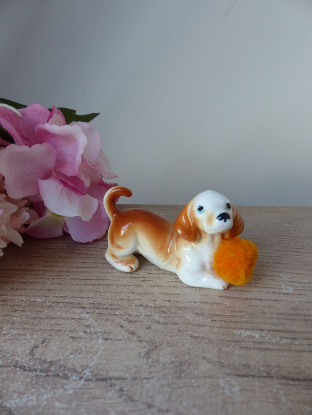 Figurine miniature de chien teckel en céramique avec pompon orange, chien espiègle joueur avec balle, chiot avec boule orange pom pom
