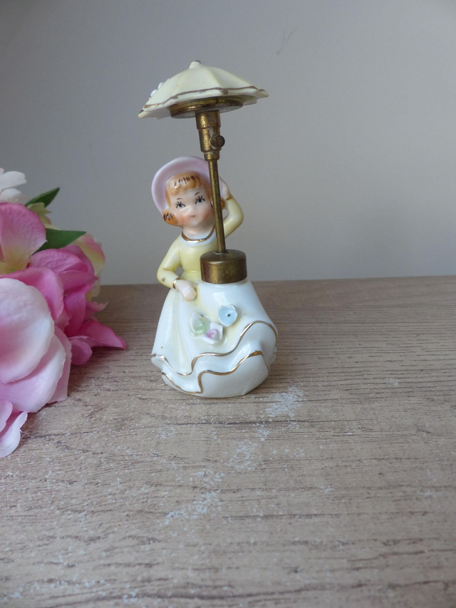 Vaporisateur en Porcelaine Vintage – Flacon de Parfum Femme au Parapluie – Années 1940–1960 – Décoration Coiffeuse ou Chambre – Objet Rare