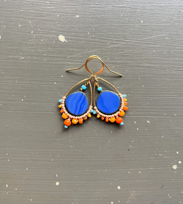 Boucles d&#039;oreille en macramé, perle en verre bleu klein et orange
