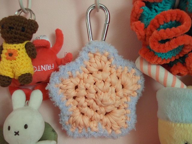 Peach and Lilac T-shirt Star Carabiner