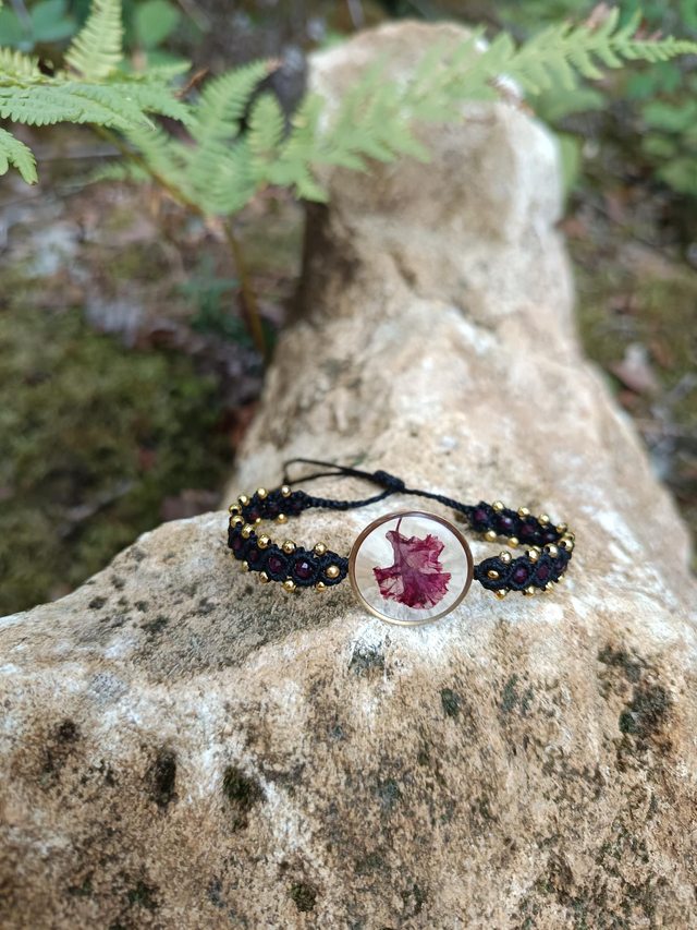 Bracelet avec bijou fleur artisanale avec perle en grenat et doré 