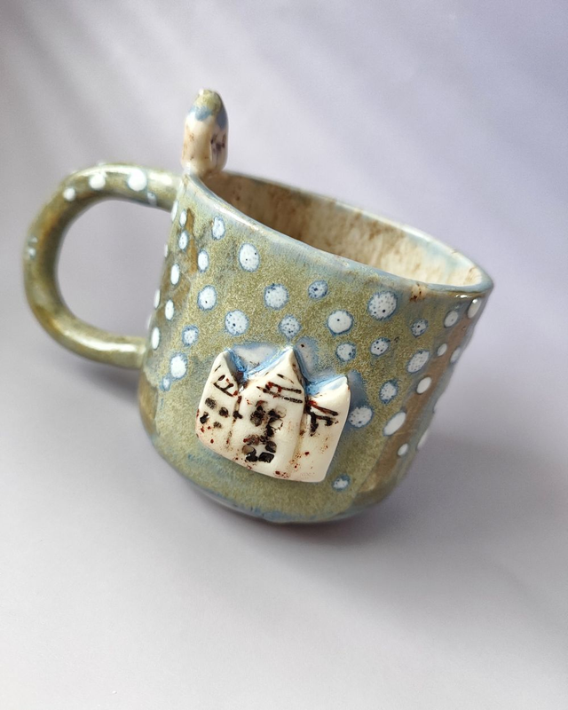 Szary kubek w kropki z ceramicznymi domkami