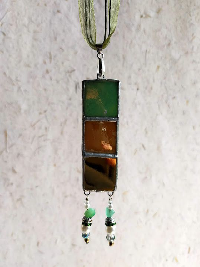 Pendentif en verre doré, abricot et vert pistache iridescents sertis en Tiffany et chaîne en coton vert. Numéro 5
