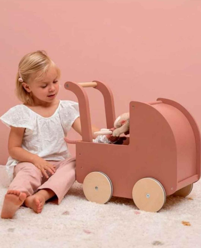 Carrito madera con muñeca blandita Little Dutch
