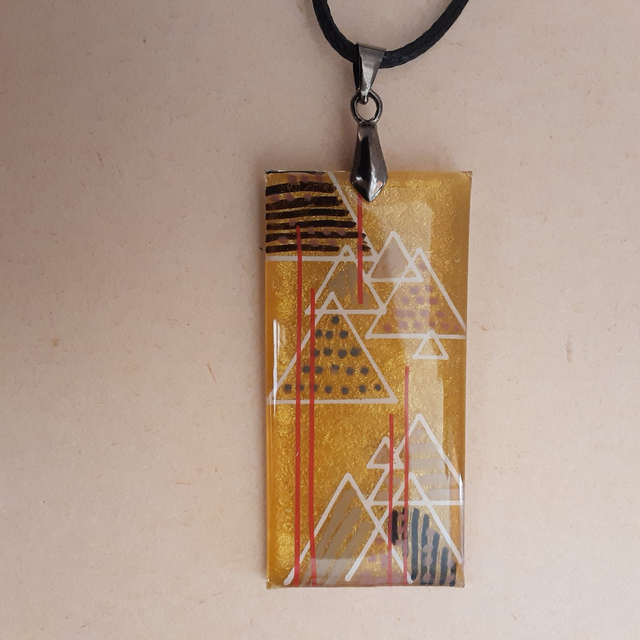 pendentif grand rectangle collection élégance fond doré et impression géométrique noir marron bande rouge