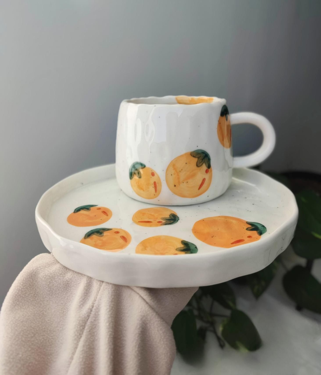 Tasse à café et assiette en porcelaine oranges