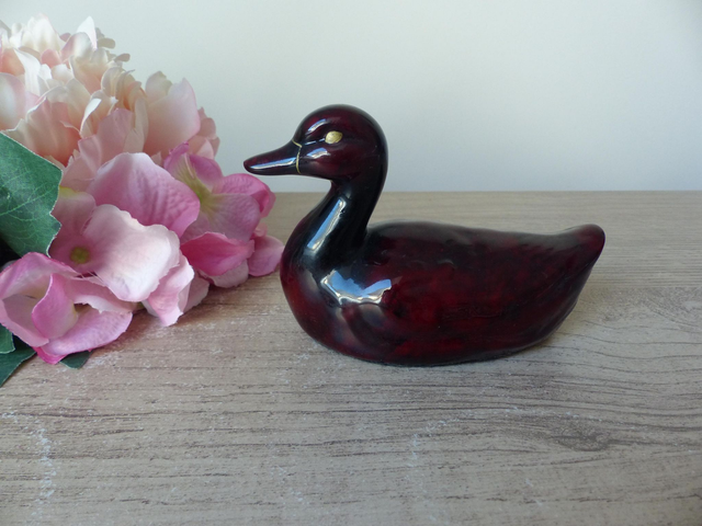 Figurine canard laqué noir et rouge Kanadou France, bibelot canard artisanat français décoration maison de campagne, cottage, ferme, cadeau
