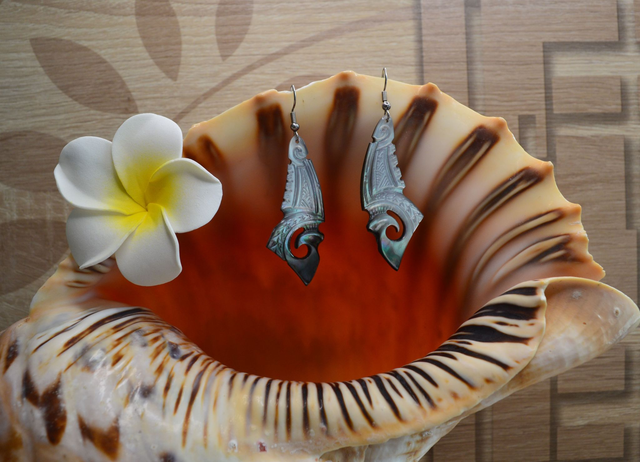 Boucles d'oreilles 5 cm pendantes - nacre gravée - attache acier inoxydable