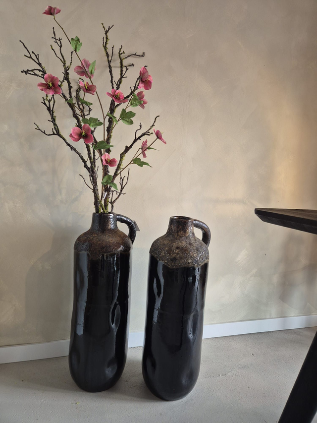 Hoge vaas zwart geglazuurd