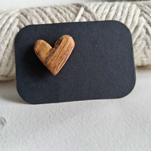 Pin's coeur en olivier