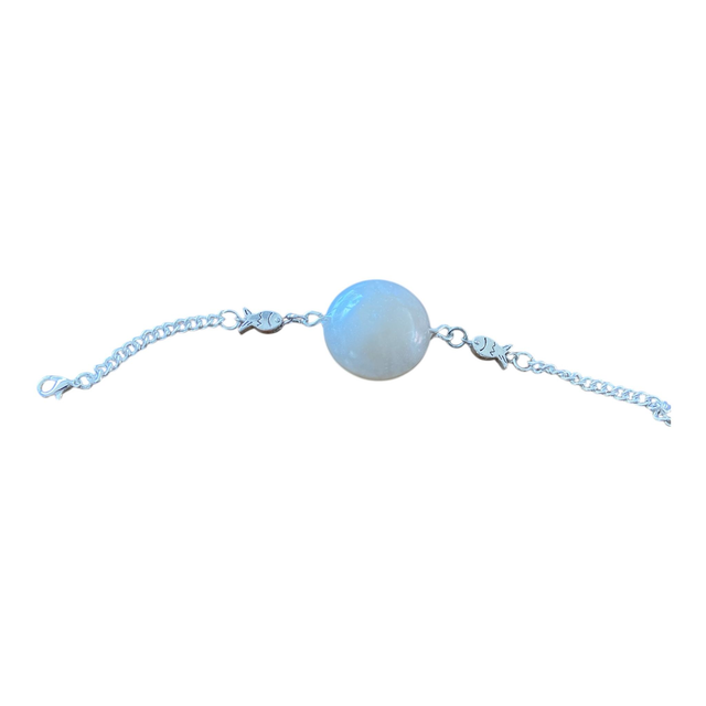 Bracelet  en résine  cabochon blanc et perles poissons