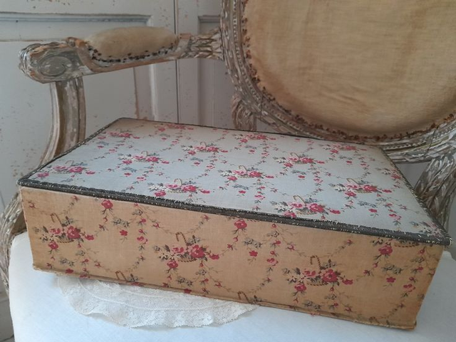 Boite ancienne en carton recouverte de tissu fleuri
