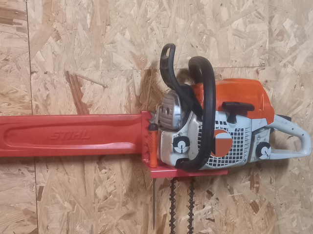 Rangement support mural tronçonneuse