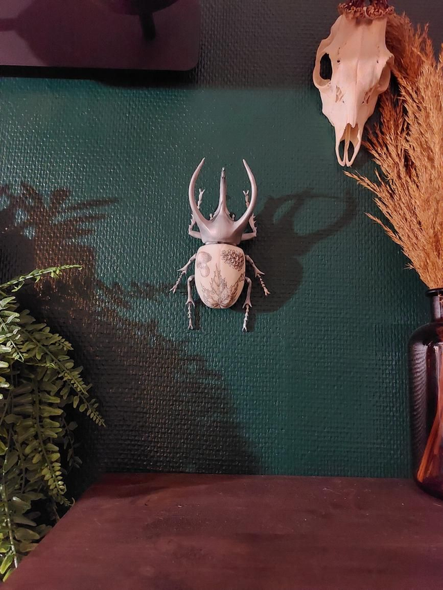 Scarabée en résine argenté pive