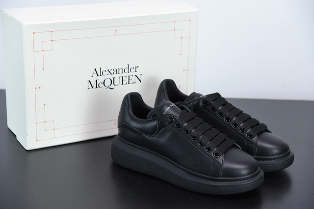 Alexander McQueen, total black