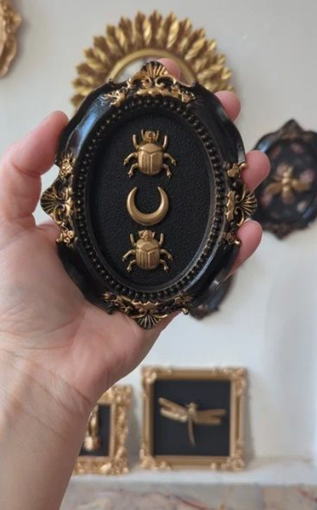 Cadre baroque noir vieilli scarabées + lune