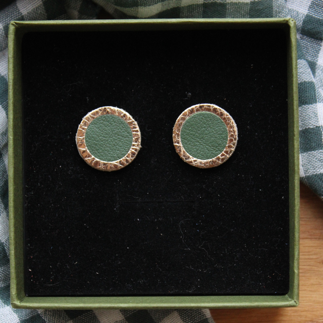 Boucles d’oreilles puces cuir rond  
