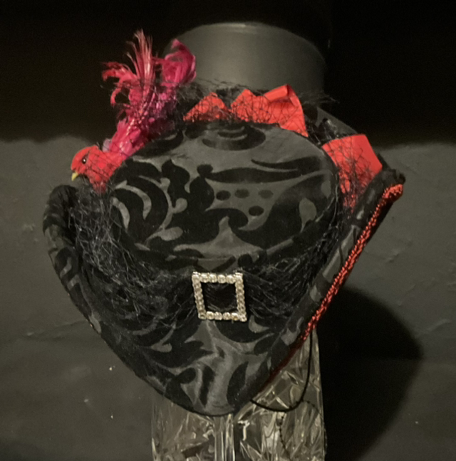 Mini Tri Corn Percher( black/red)