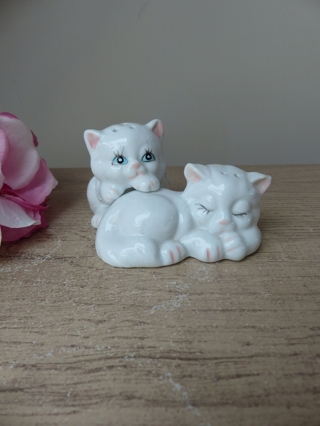 Vintage salière et poivrière collection animaux chats , Couple de chats en céramique blanche , décor cuisine années 1970 - 80