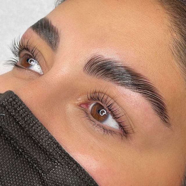Restructuration et coloration des sourcils Yumi Brows