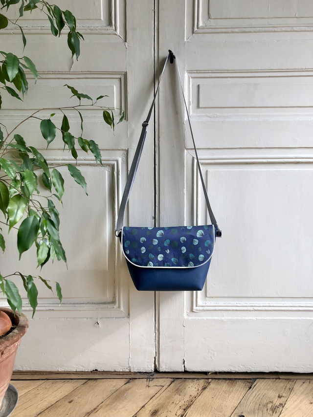 Sac Bandoulière - PLUMES vertes fond bleu marine, simili cuir bleu marine et intérieur vert clair