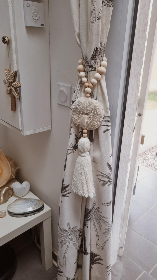 Embrasse corail - pompon beige 