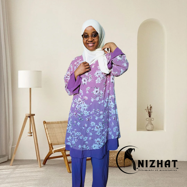 Tenue composée d'un haut long à motifs floraux et d'un pantalon large couleur rose
