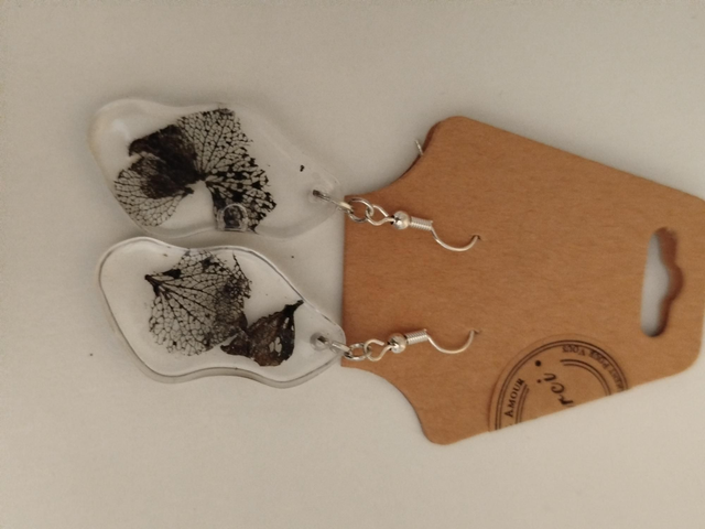 Boucle d'oreille hortensia noir vague grand modèle 