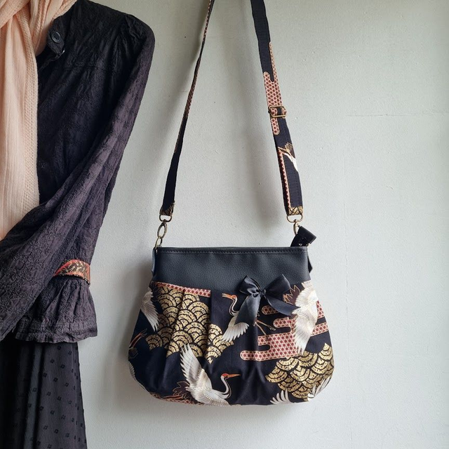 Sac à bandoulière fermeture zippée "Grues" & simili cuir noir