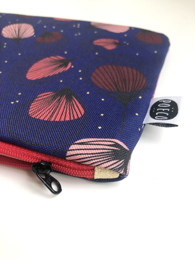 Trousse plate - PLUMES rouges fond bleu marine