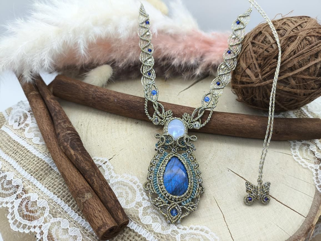 Collier argenté double pierre avec labradorite bleue et pierre de lune arc en ciel. 