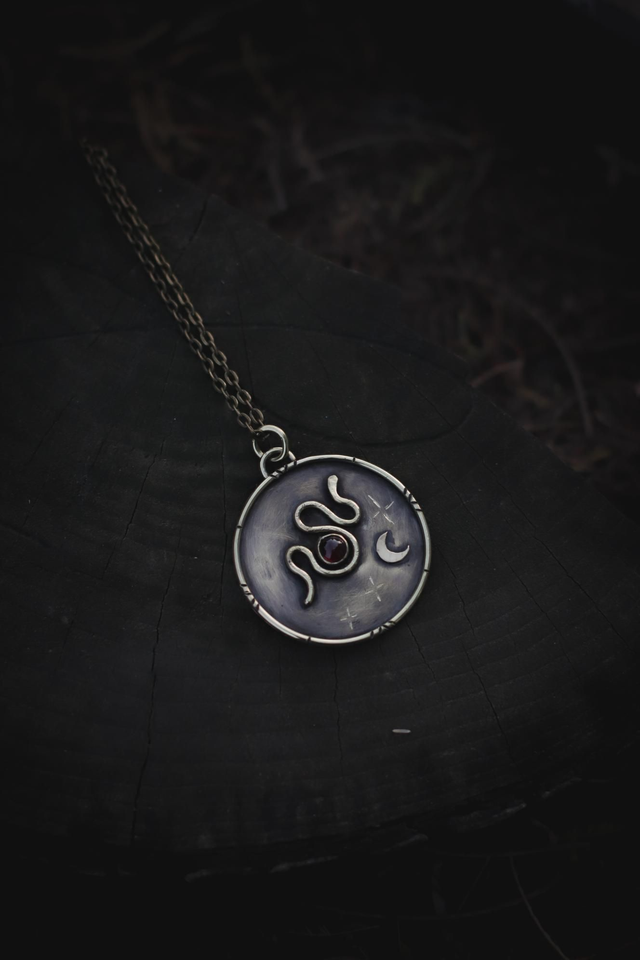 Gros médaillon serpent lune et grenat