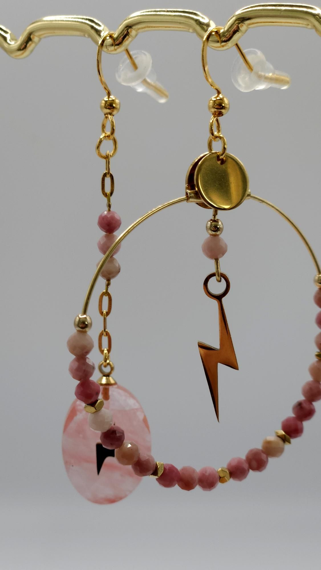 Boucles d&#039;oreilles asymétriques