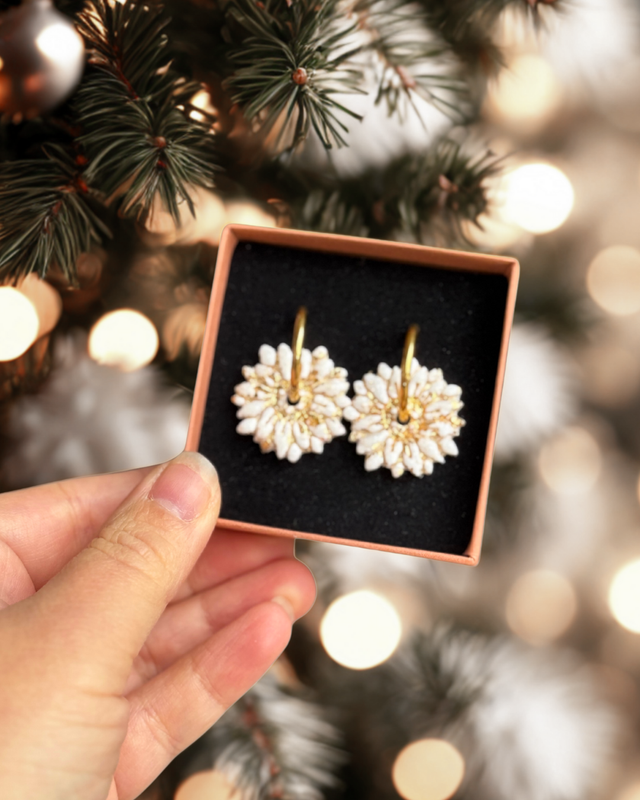 Fleur blanche pailletée et dorée