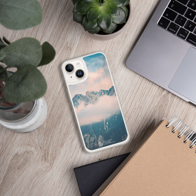 Montagne maestose tra le nuvole