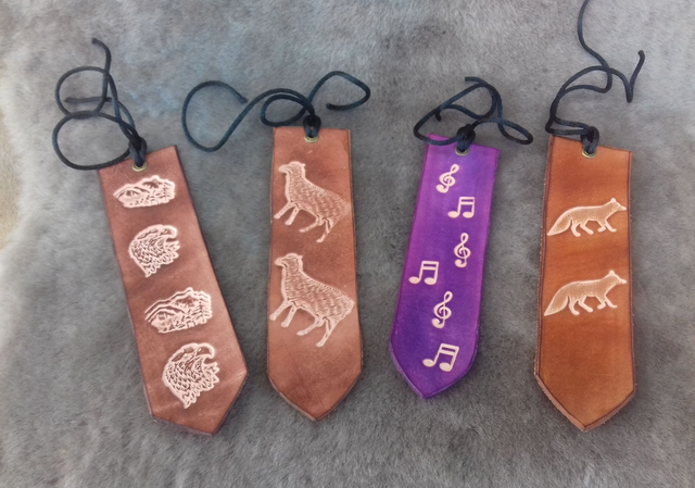 Marque page en cuir avec lacet 