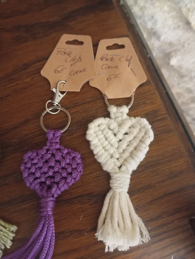 Porte clés en coeur fait en macramés