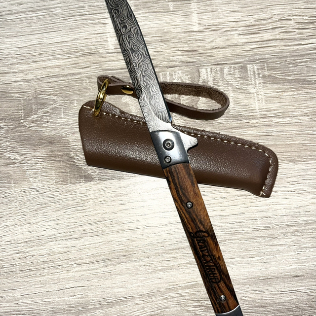 Couteau Pliant Artisan Gravé – Manche Bois & Lame Damassée 