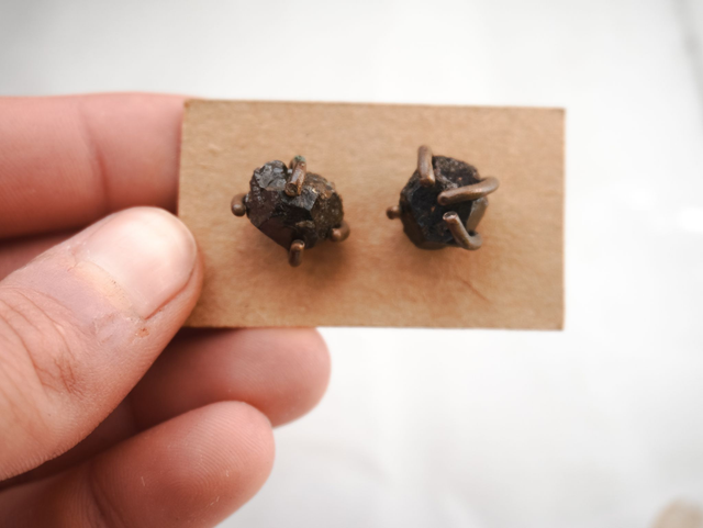 Orecchini a perno con ematite