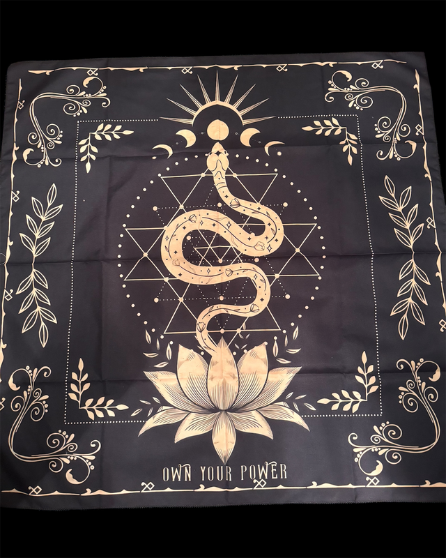 🐍🪷 Nappe de Cartomancie – Serpent de la Kundalini & Fleur de Lotus – 70x70 cm – Fond Noir Mystique
