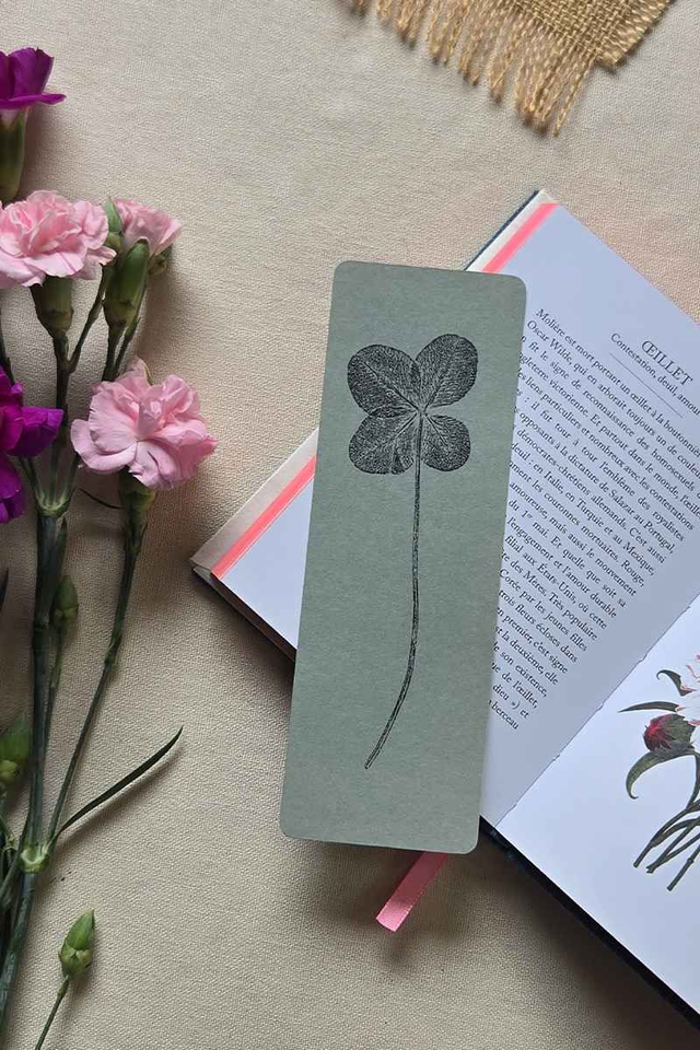 Marque-page botanique en impression végétale minimaliste - Trèfle a 4 feuilles 