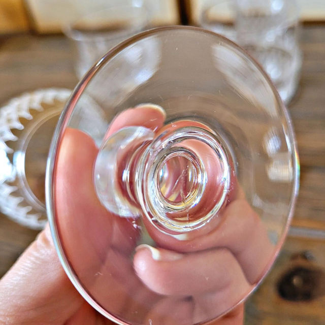 Verres à vin blanc en cristal guilloché, jambe travaillée