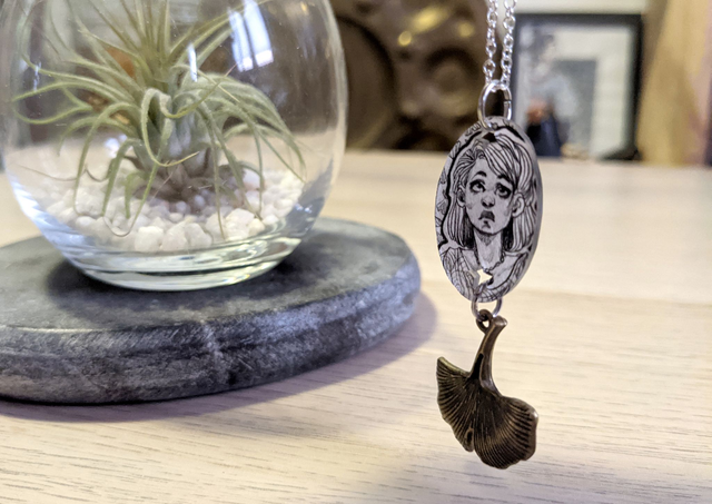 Pendentif ovale, la Dame aux Ginkgos Bilobas