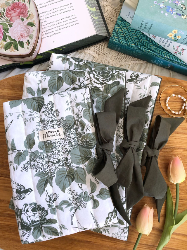 Pochette à livres en coton matelassé Philomèle verte - ouverture latérale avec nœud