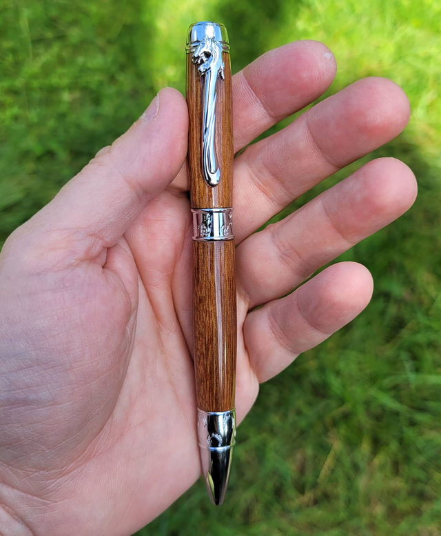 Stylo Cheval chromé en coeur dehors