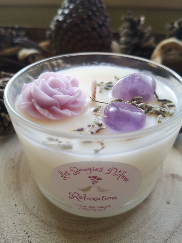 Bougie en pierre d'Améthyste, senteur lavande , lavande séchée 
