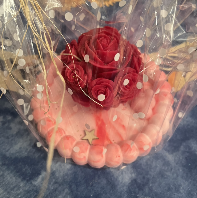 Fleur rouge sur plateau rond 