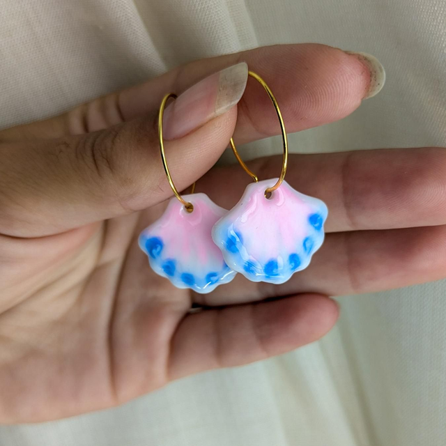 Pendientes de aro con cochas de resina 