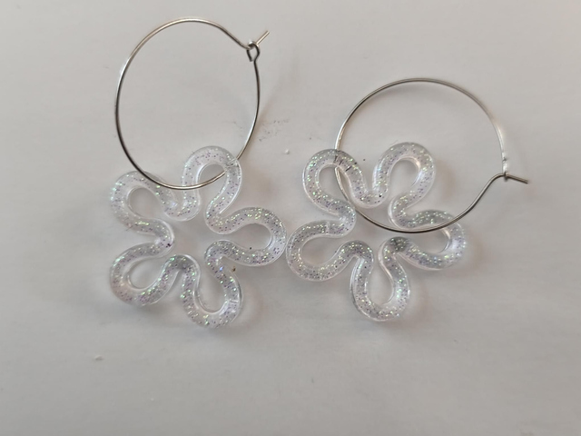 Créoles petites fleurs transparente pailletés 