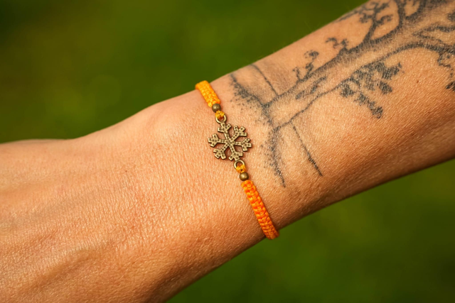 Bracelet en micro-macramé orange et pendentif flocon de neige